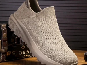 Outdoor Anti Slip Walking Men Shoes Summer Casual Sports Shoes Fashionable and Breathable Tennis Shoes Wide Foot Socks Sneakers